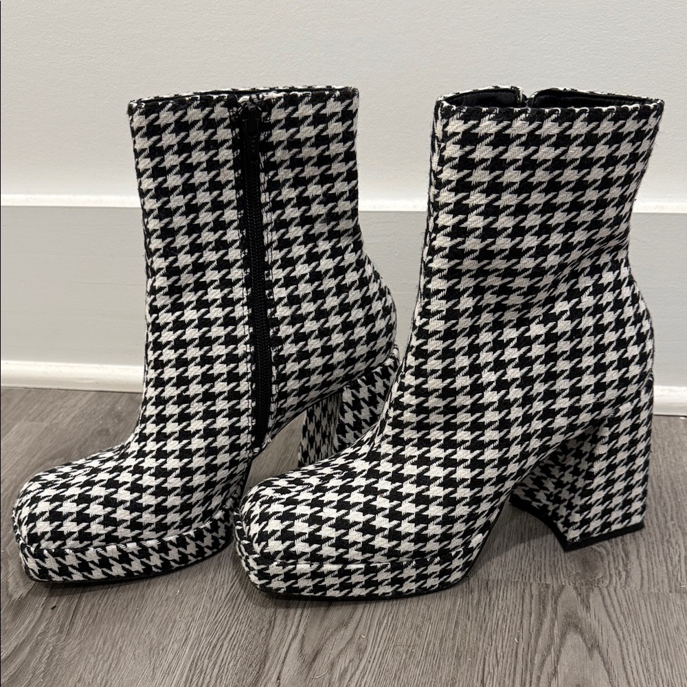 Gianni Bini So-Retro platform block heel bootie in houndstooth print - Picture 1 of 13